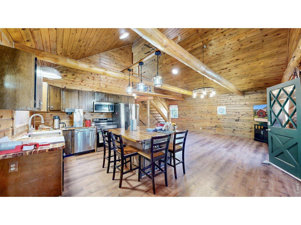 Image 3: hand-hewn log beams Image 3: hand-hewn log beams
