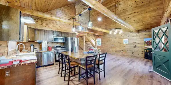 Image 3: hand-hewn log beams Image 3: hand-hewn log beams