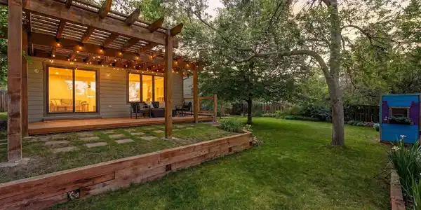 Image 3: Gorgeous spacious backyard