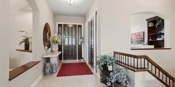 Image 3: Large foyer Image 3: Large foyer