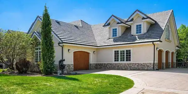 Image 3: Oversized 4 Car Garage Image 3: Oversized 4 Car Garage
