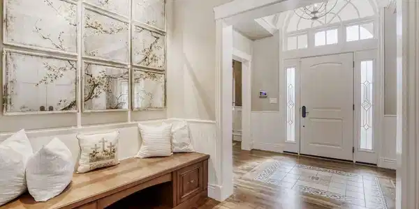 Image 4: Lovely Foyer Image 4: Lovely Foyer