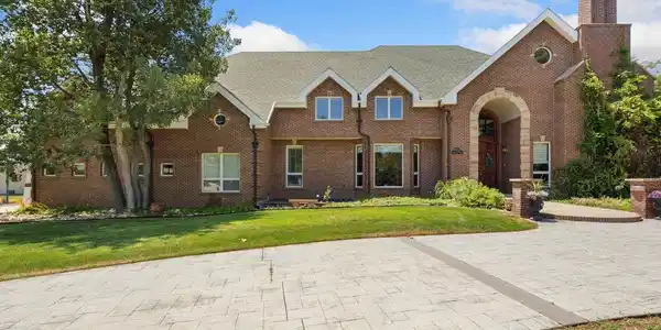 Image 3: Private circle drive, Beautiful facade Image 3: Private circle drive, Beautiful facade