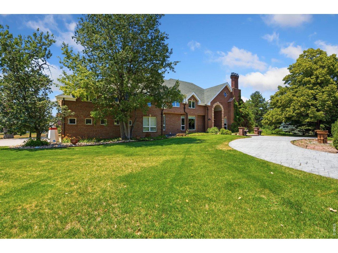 Image 4: Wonderfully Landscaped, mature trees, private setting Image 4: Wonderfully Landscaped, mature trees, private setting
