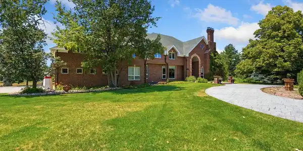 Image 4: Wonderfully Landscaped, mature trees, private setting Image 4: Wonderfully Landscaped, mature trees, private setting