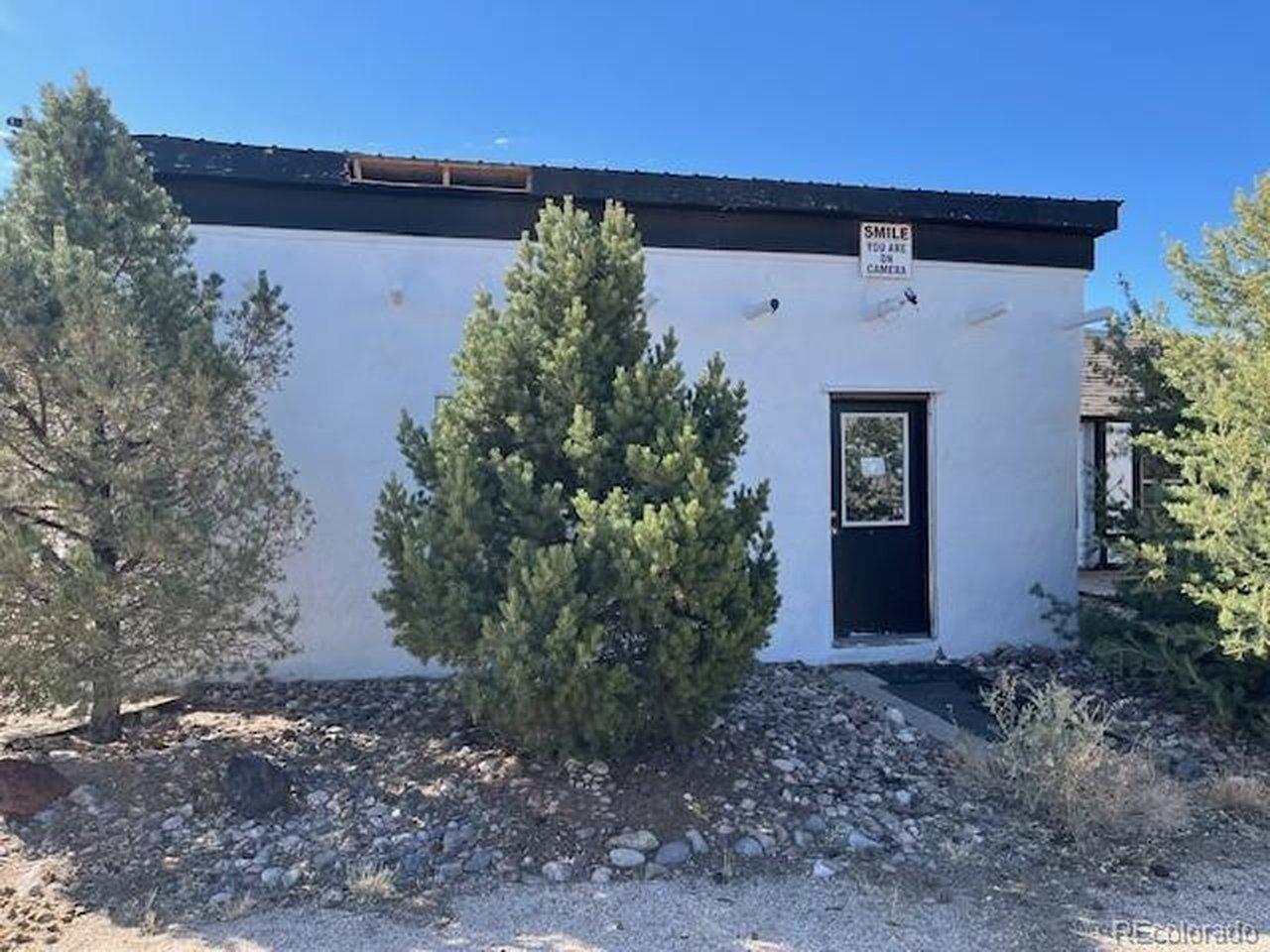 Image 2: Second entrance on front of house. Image 2: Second entrance on front of house.