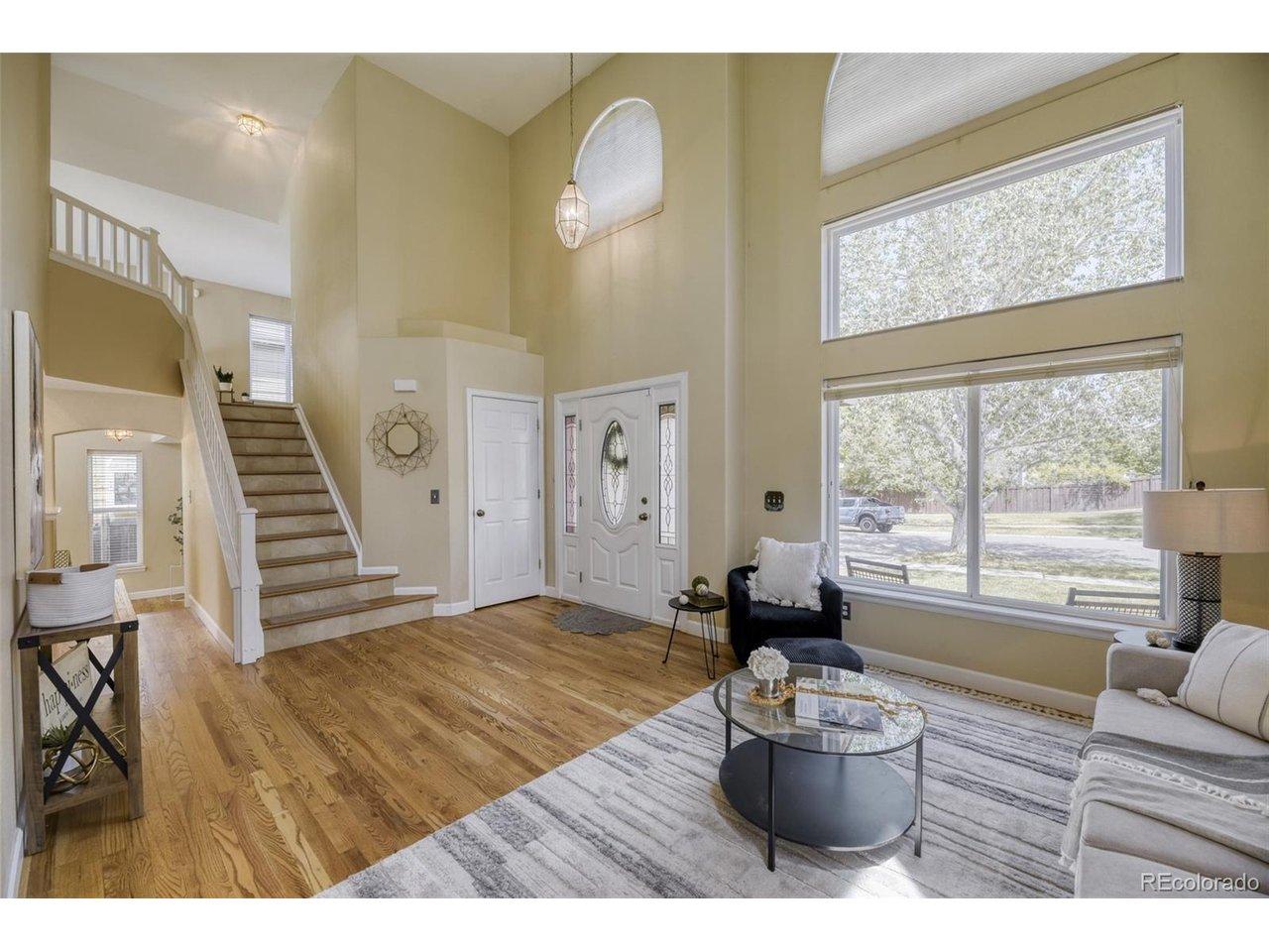 Image 2: Spacious Foyer and Living Room Image 2: Spacious Foyer and Living Room