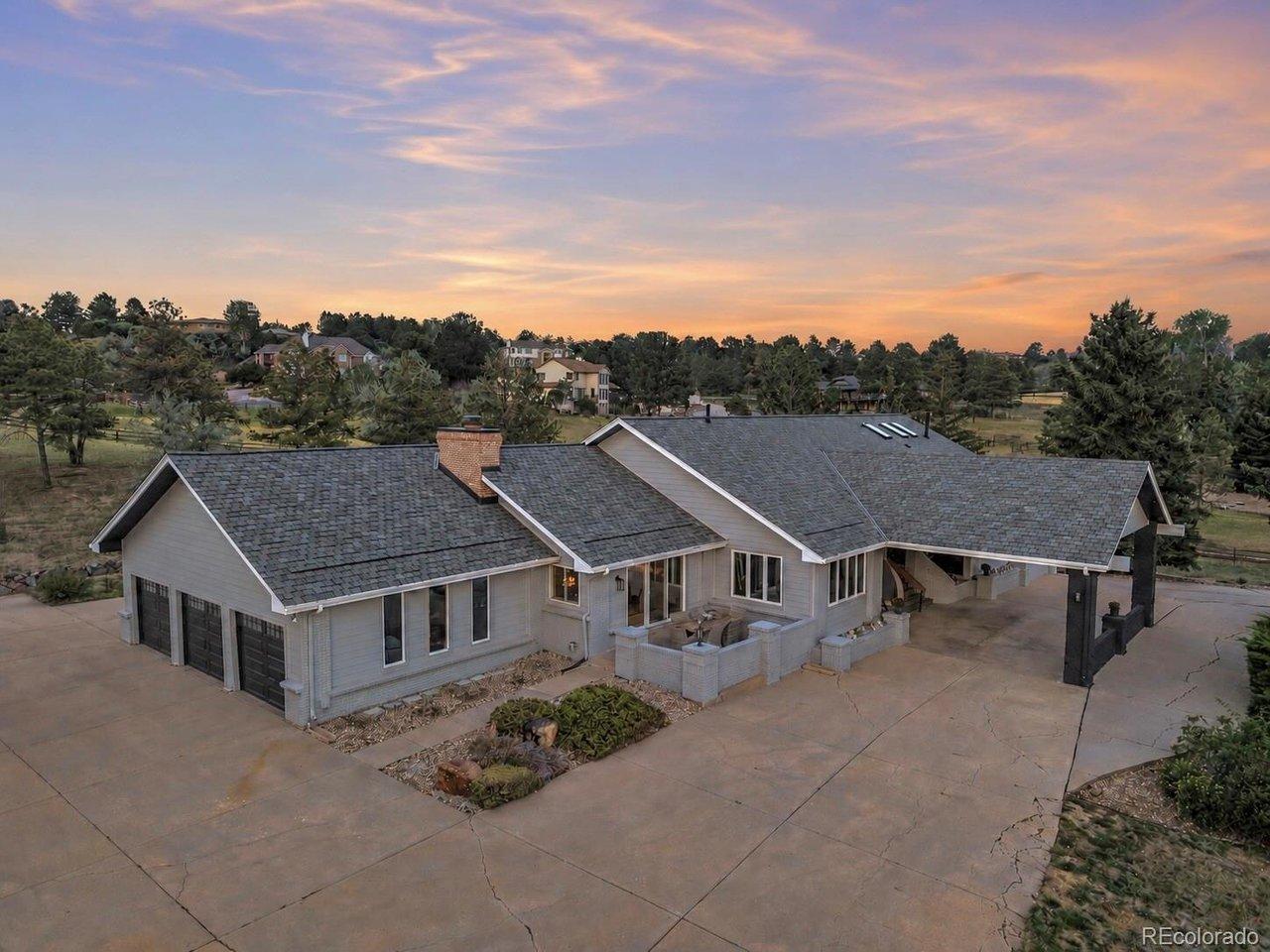 Image 1: Spacious three car garage Image 1: Spacious three car garage