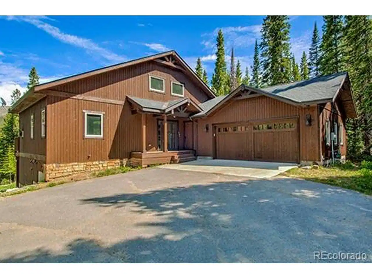 Image 1: Flat paved driveway for easy access