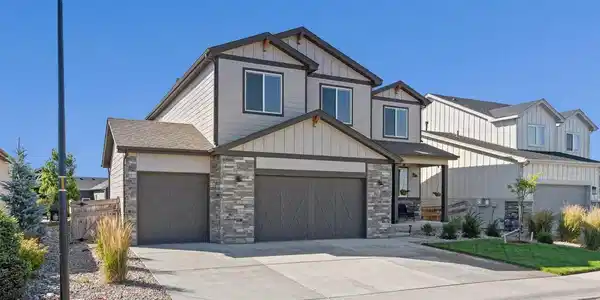 Image 2: 3 Car Garage