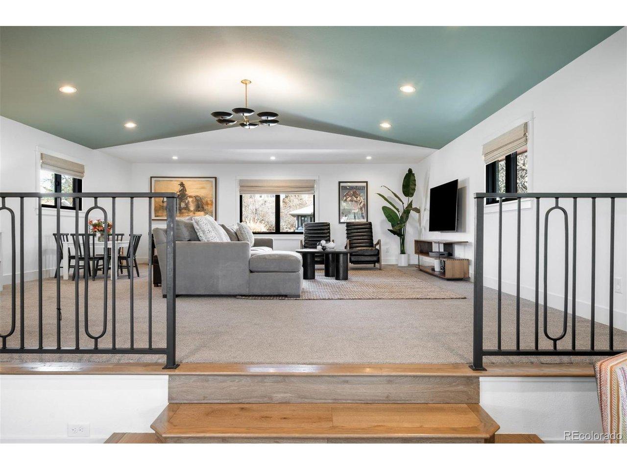 Image 3: Elevated living space flexible as media or play space