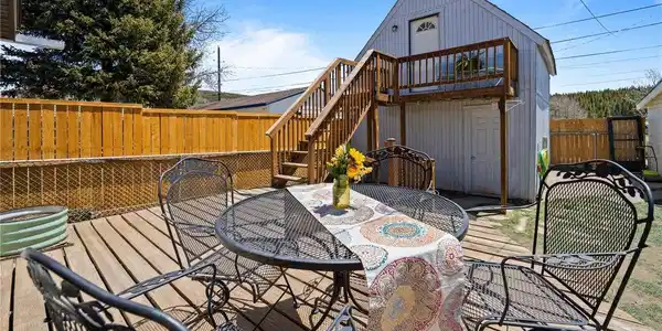 Image 3: Studio apartment above the garage with a large shared yard and deck