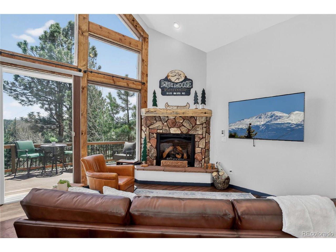 Image 4: Living room with gas fireplace Image 4: Living room with gas fireplace