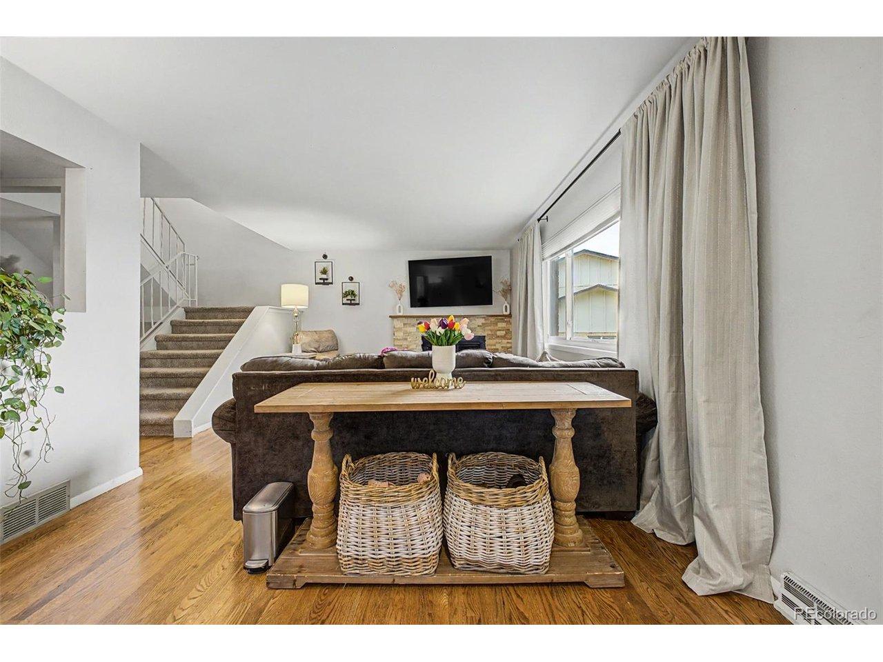Image 3: Inviting entry area. Image 3: Inviting entry area.