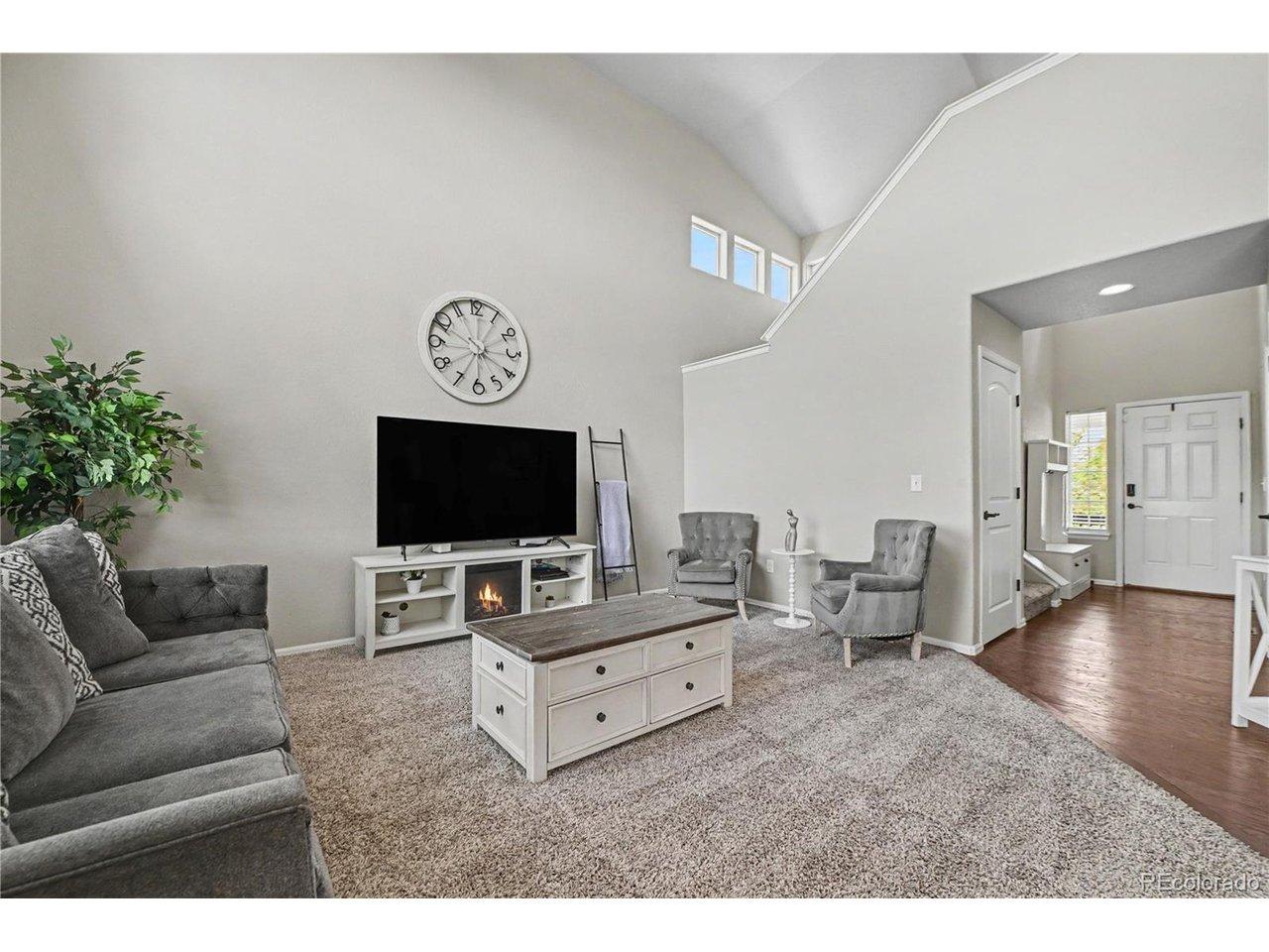 Image 4: 2-story ceilings Image 4: 2-story ceilings