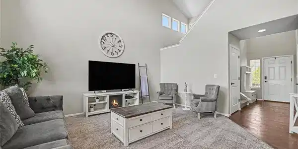 Image 4: 2-story ceilings Image 4: 2-story ceilings