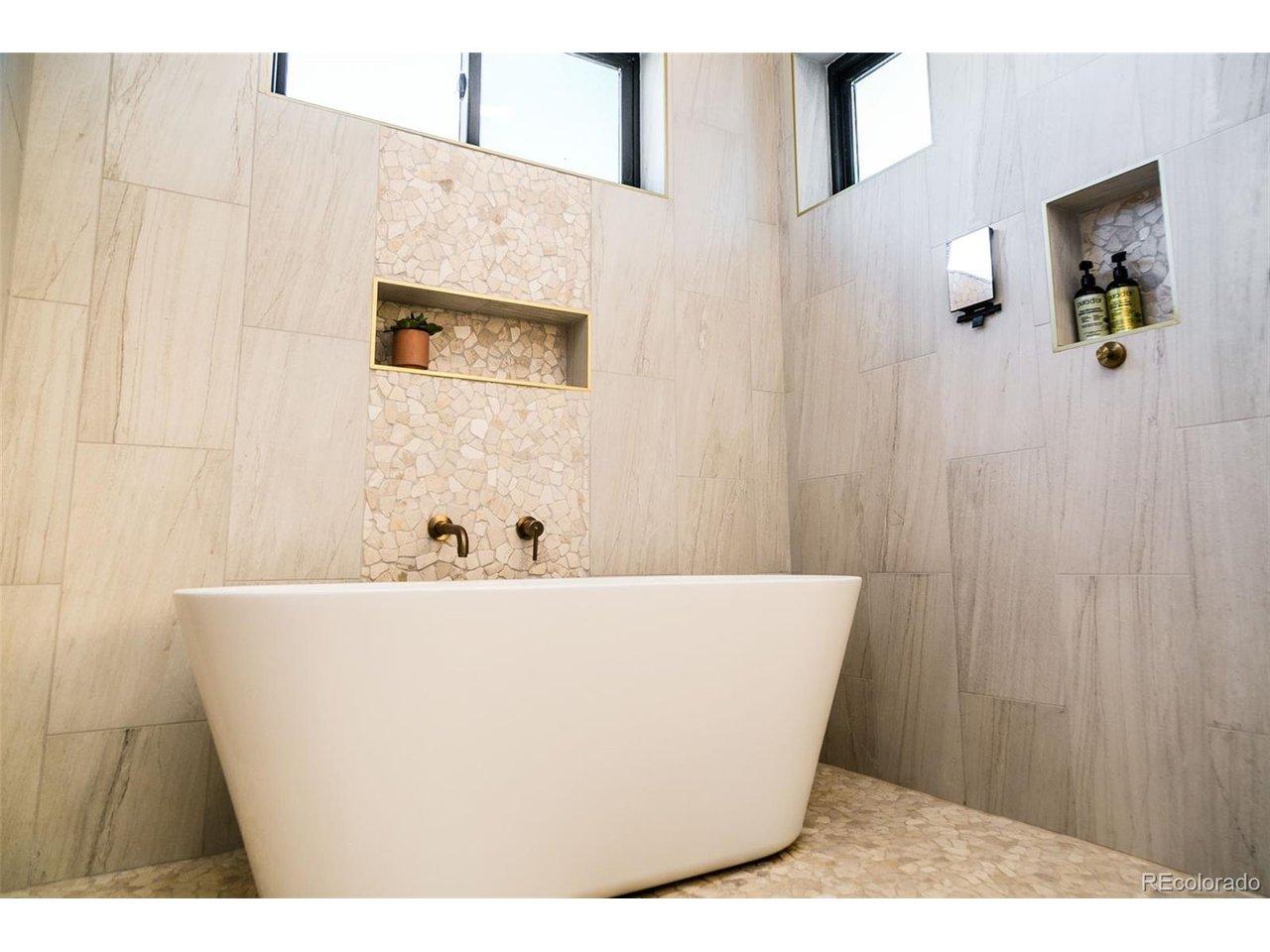 Image 4: Primary bathroom bathtub Image 4: Primary bathroom bathtub