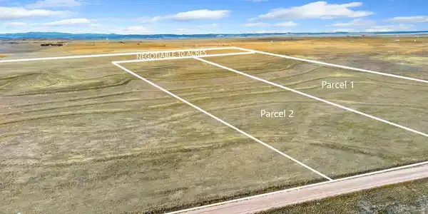 Image 4: Adjacent 35-acre lot is also available for purchase. Lot lines are approximate