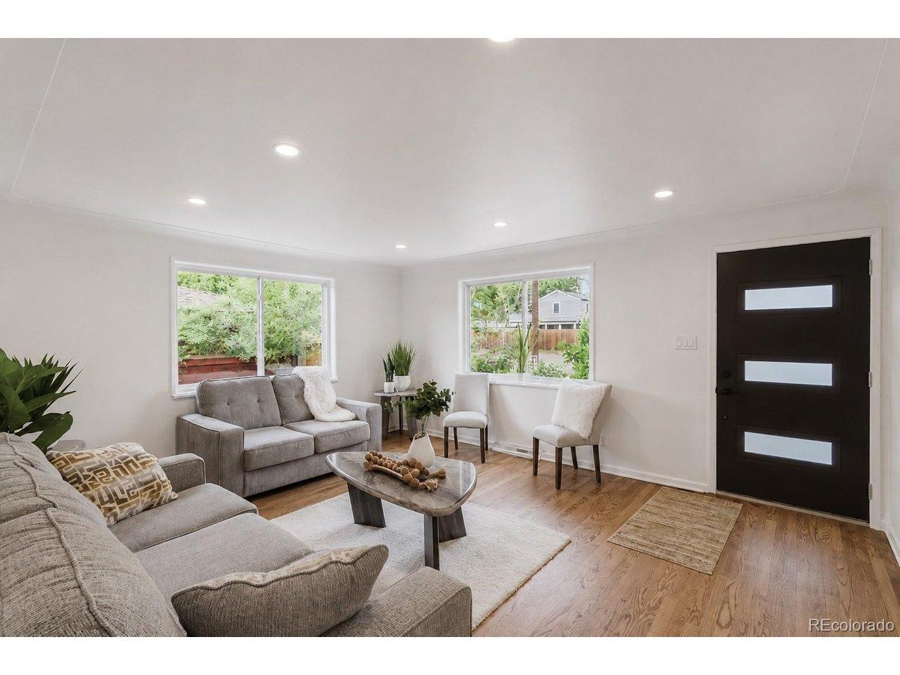 Image 4: Living Room