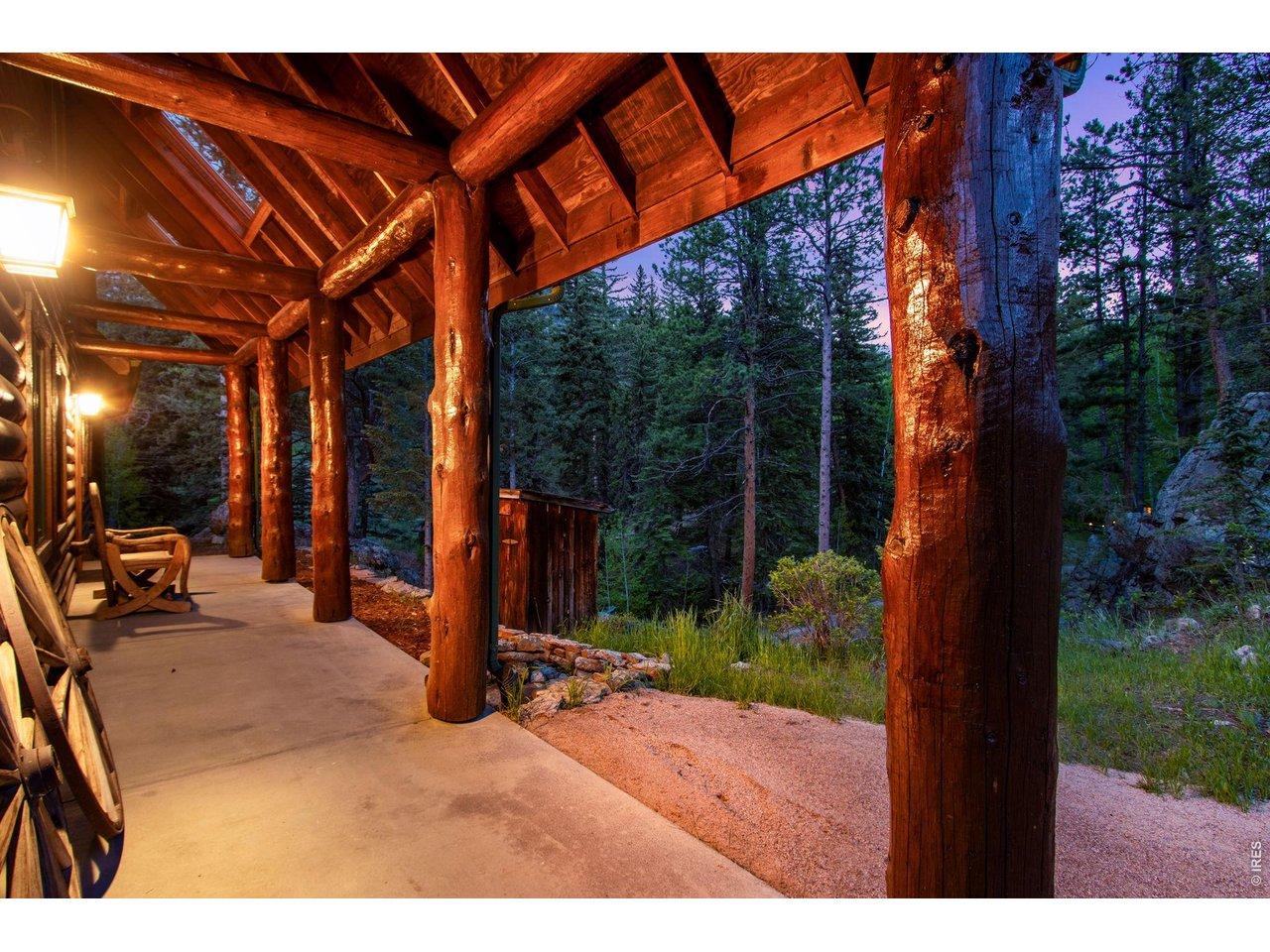 Image 4: Soak in the forest from the covered front patio Image 4: Soak in the forest from the covered front patio