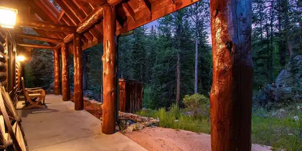 Image 4: Soak in the forest from the covered front patio Image 4: Soak in the forest from the covered front patio