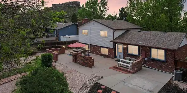 956 Mountain View Dr