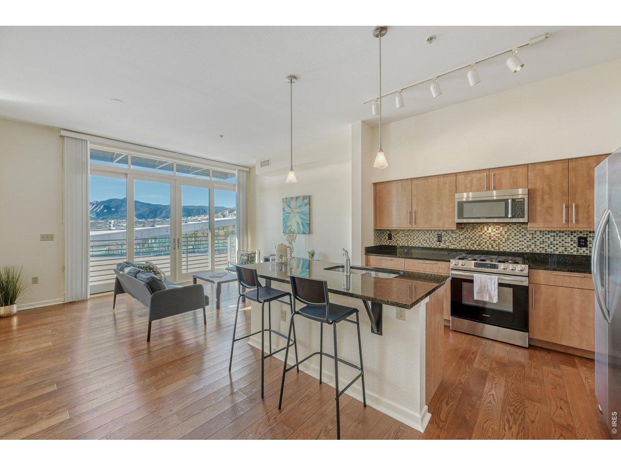 Image 4: Spacious kitchen with breakfast bar Image 4: Spacious kitchen with breakfast bar