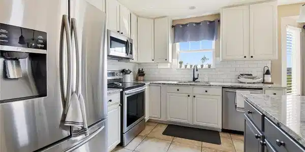 Image 4: Functional layout with ample counter space. Image 4: Functional layout with ample counter space.