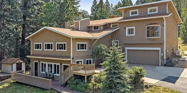 Image 2: Located in sought after Evergreen Meadows...