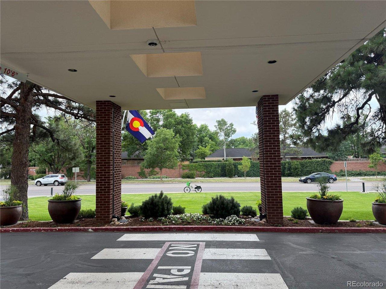 Image 4: Covered entrance with concierge, 24 hours security and underground parking.