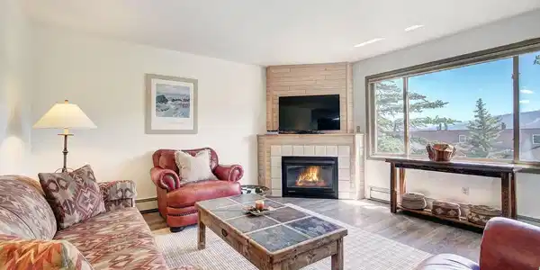 Image 2: Spacious Living Room Image 2: Spacious Living Room