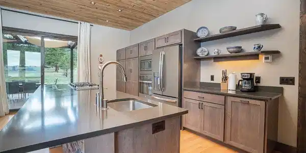 Image 3: Fantastic Open Kitchen. Water Plumbed to Coffee Bar. Eat-in Kitchen Island