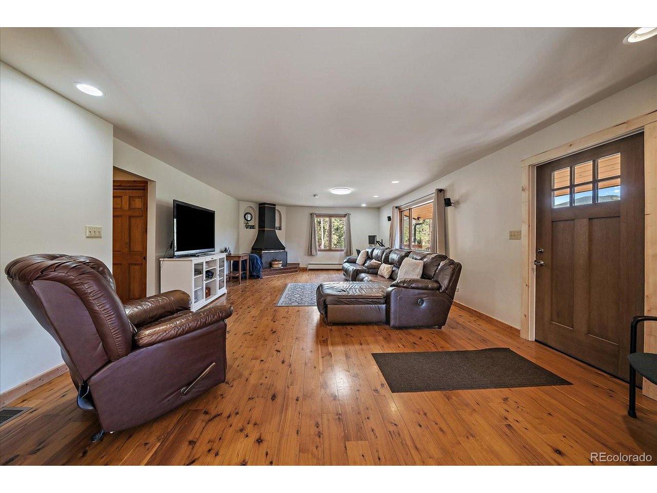Image 2: Spacious & inviting living room Image 2: Spacious & inviting living room