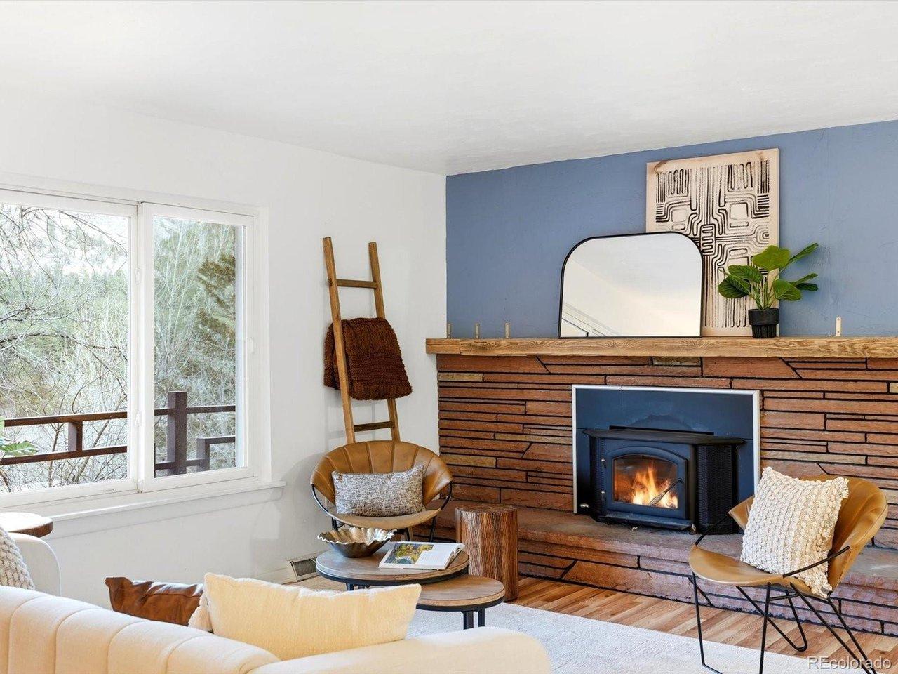 Image 2: Living room with wood fireplace Image 2: Living room with wood fireplace