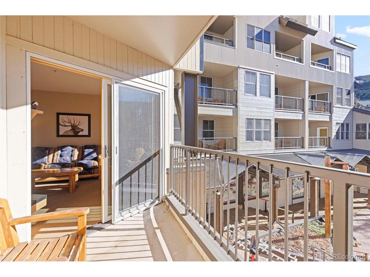 Image 3: Deck off of the living room