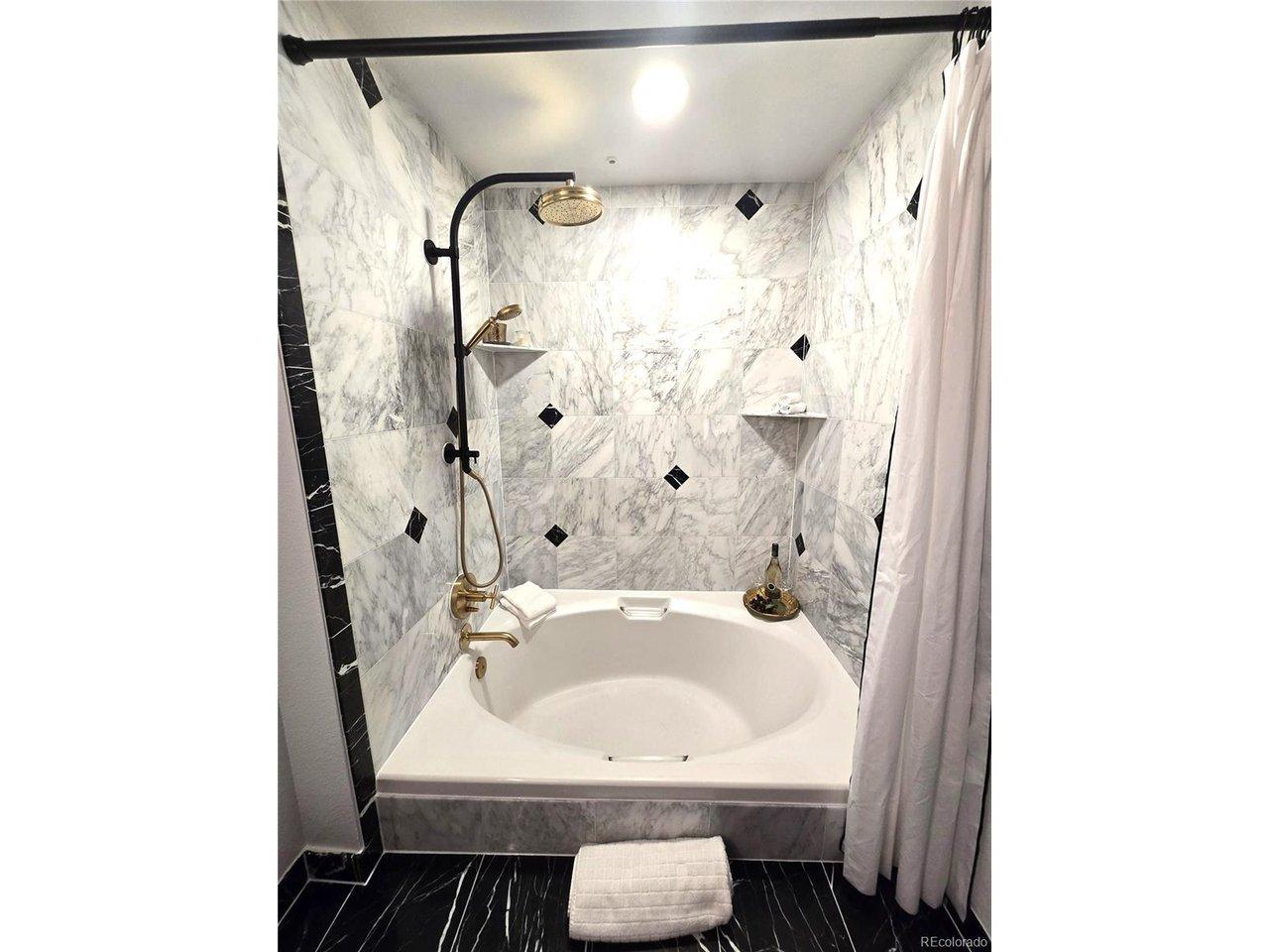 Image 4: Relax in the soaking tub, with room for two!