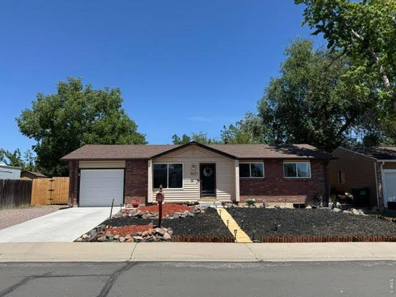 Image 3: RV parking, new fence, new Xeriscape, new garage door & lift Image 3: RV parking, new fence, new Xeriscape, new garage door & lift