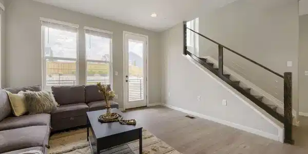 Image 4: Sunlight-filled living room
