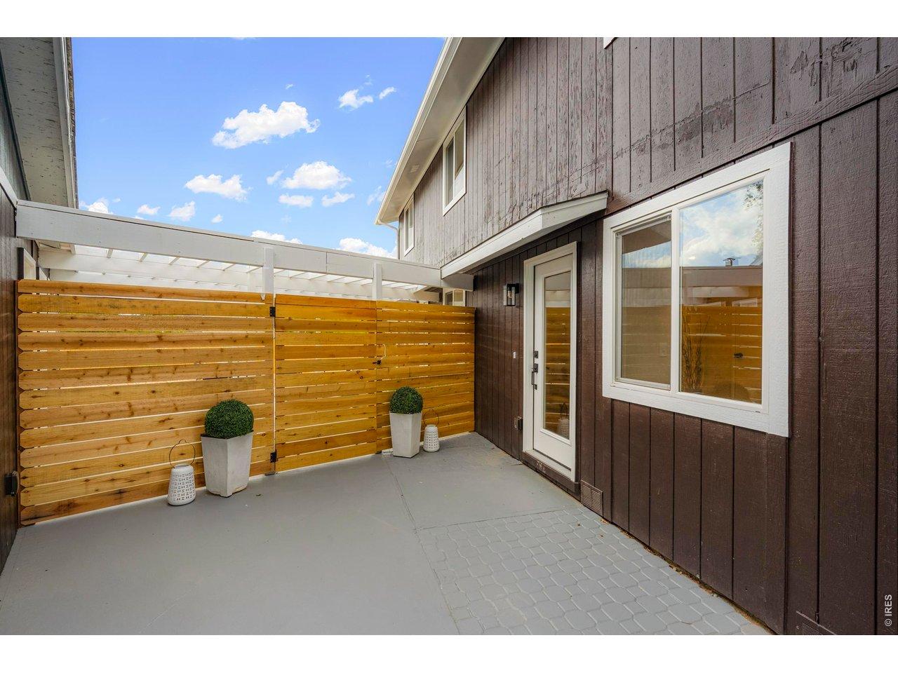 Image 3: Inviting modern front entry Image 3: Inviting modern front entry
