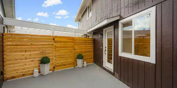 Image 3: Inviting modern front entry