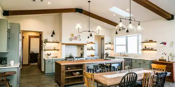 Image 2: Eat in kitchen