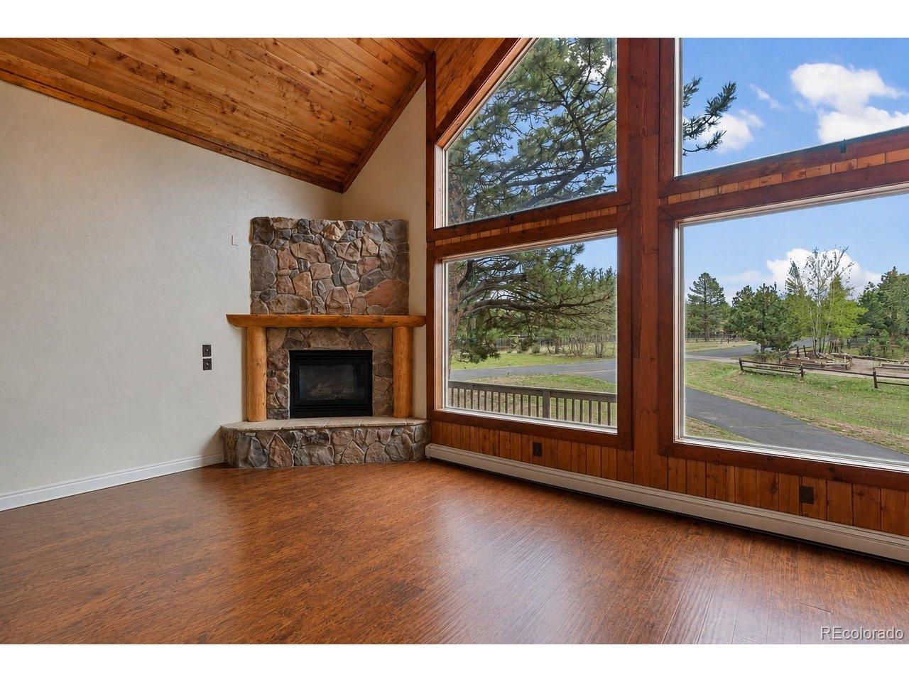 Image 4: Living Room