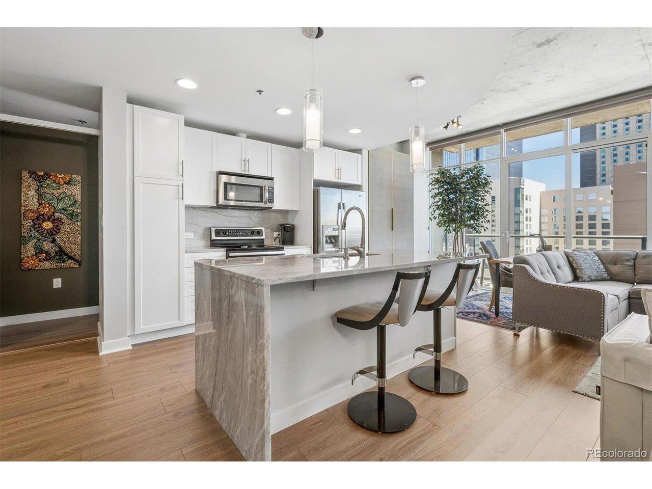 Image 3: Kitchen and eating bar