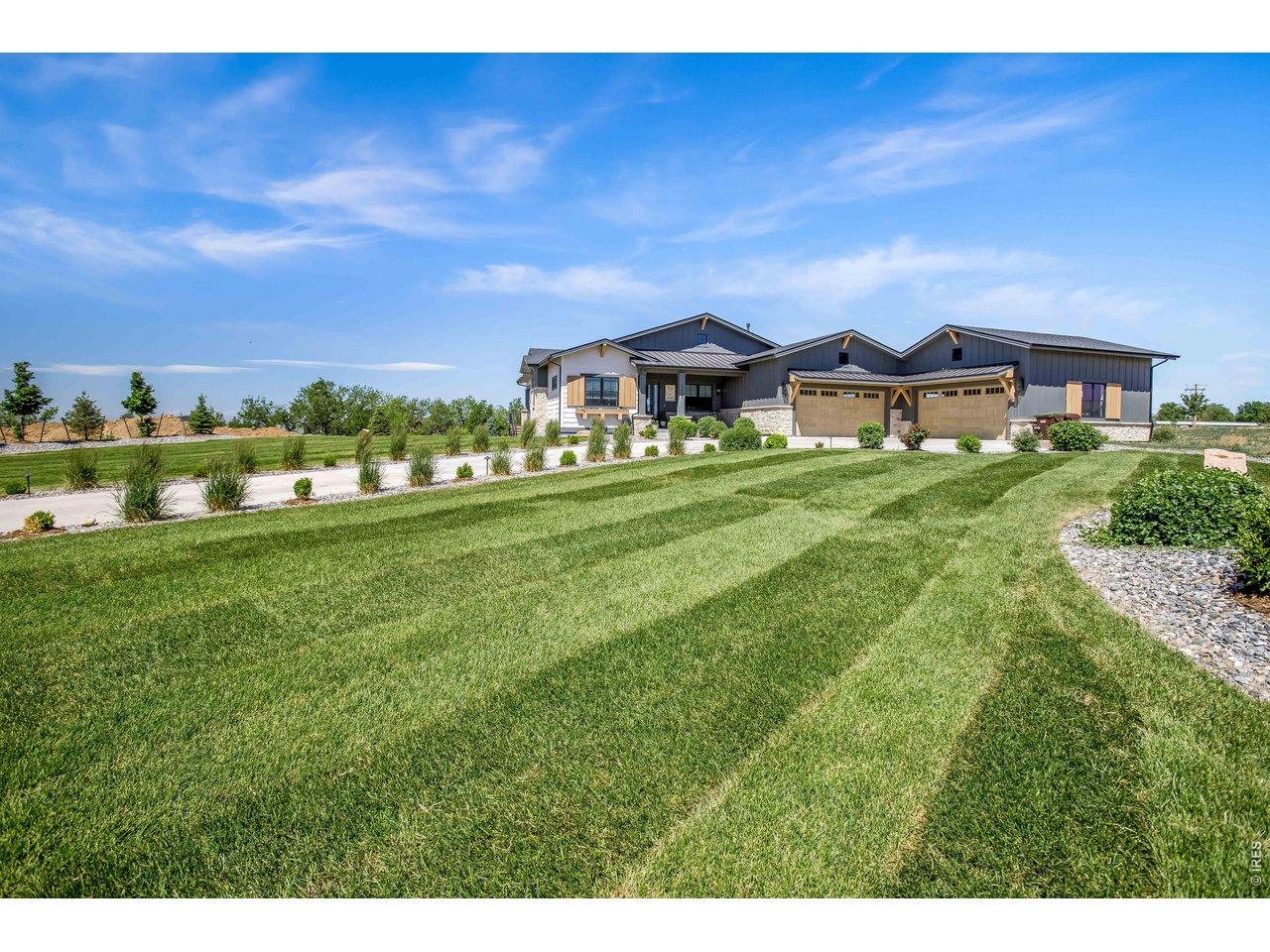 Image 2: Blue skies, green grass, acreage property and mountain views!
