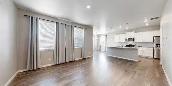 Image 4: Family Room Image 4: Family Room