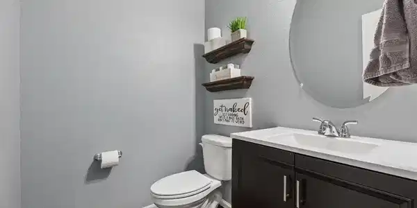 Image 4: Main-level half bath