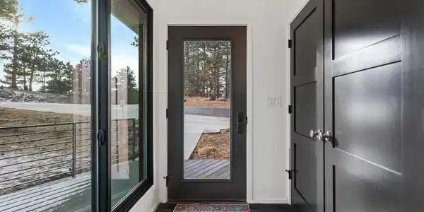Image 4: Bright and sunny front entryway. Image 4: Bright and sunny front entryway.