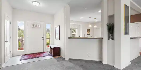 Image 4: Welcoming foyer, immaculate condition