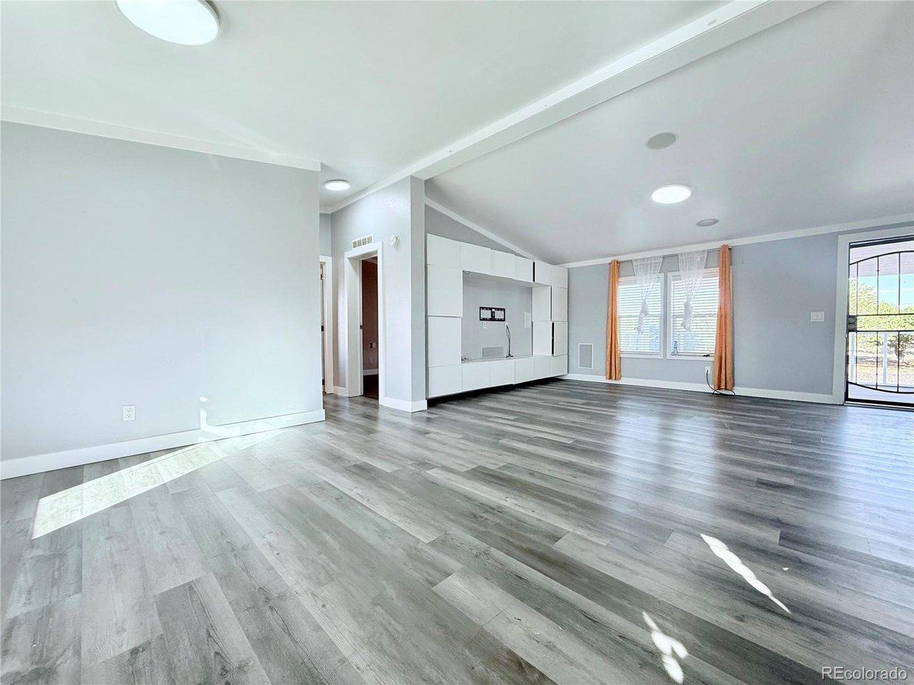 Image 4: Dining / living room Image 4: Dining / living room
