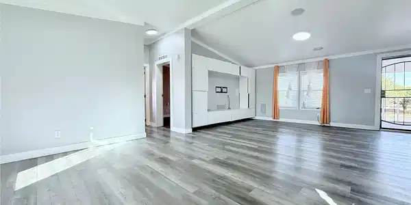 Image 4: Dining / living room